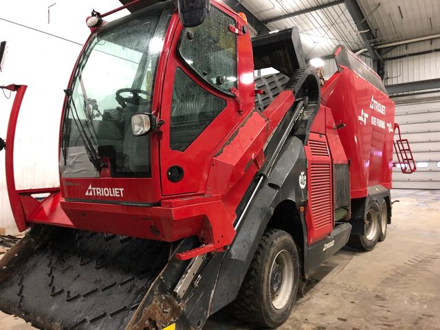 2016 Trioliet Triotrac 2400 TMR Mixer