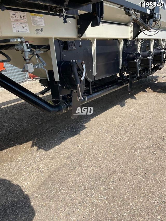 Case IH 5612 Air Drill & 2009 Bourgault 6700 Air Tank/Cart Farm