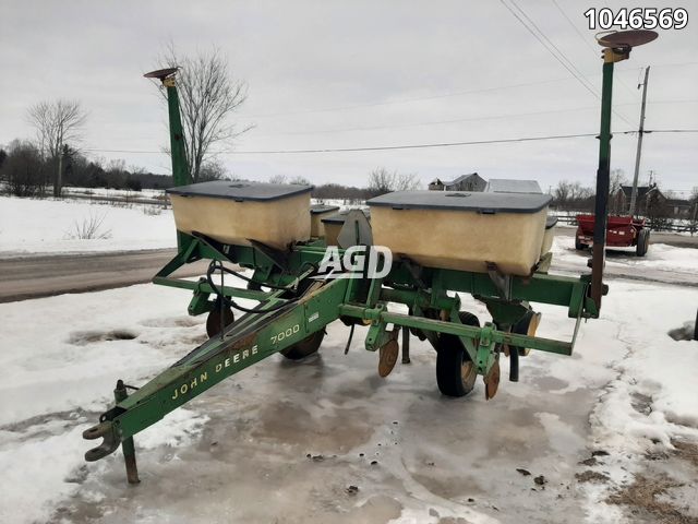 used-john-deere-7000-planter-corn-agdealer