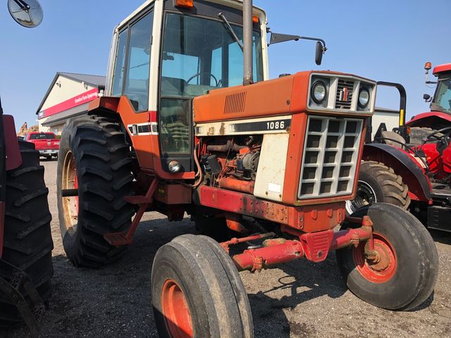 International 1086 Tractor