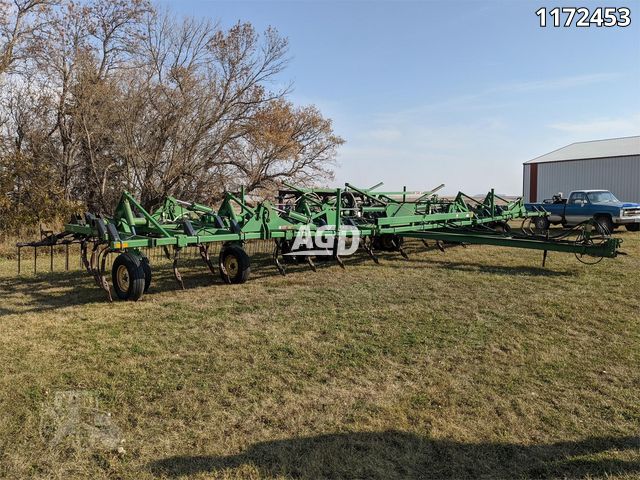 Used John Deere 685 Chisel Plow | AgDealer