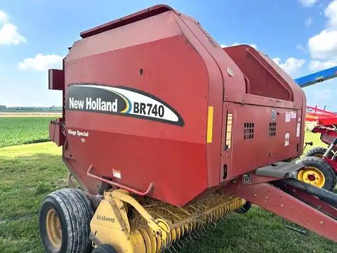 Main image for Used 2004 New Holland BR740 Round Baler