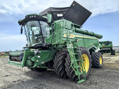 Main image for Used 2023 John Deere X9 1000 Combine