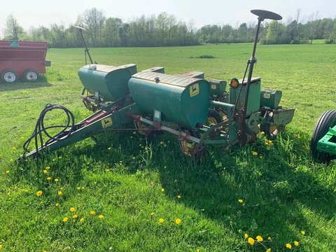 Main image for Used John Deere 1240 Planter - Corn