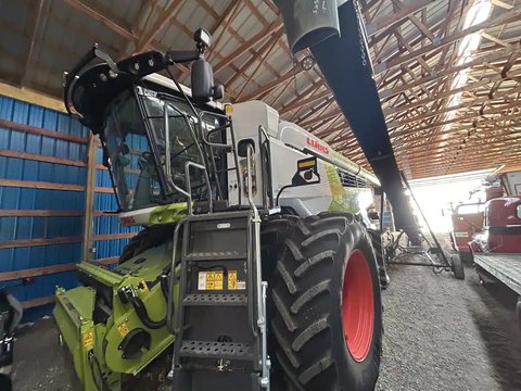 Main image for Used 2022 CLAAS LEXION 8700 Combine