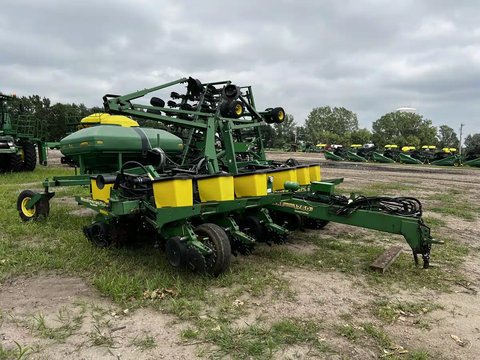 Main image for Used 1998 John Deere 1760 Planter