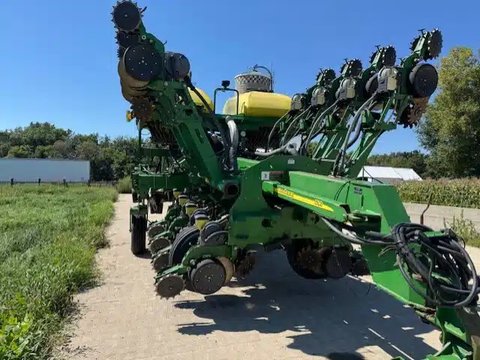 Main image for Used 2004 John Deere 1790 Planter