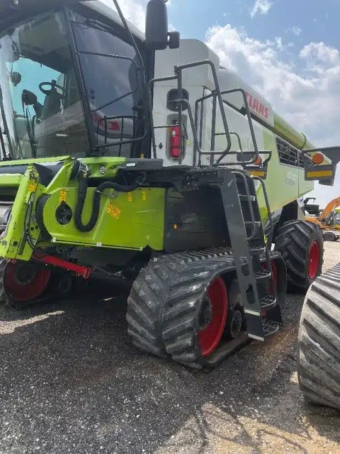 Main image for Used 2021 CLAAS LEXION 8700TT Combine
