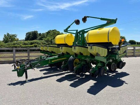 Main image for Used 2008 John Deere 1760 Planter