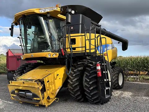 Main image for Used 2011 New Holland CR9060 Combine