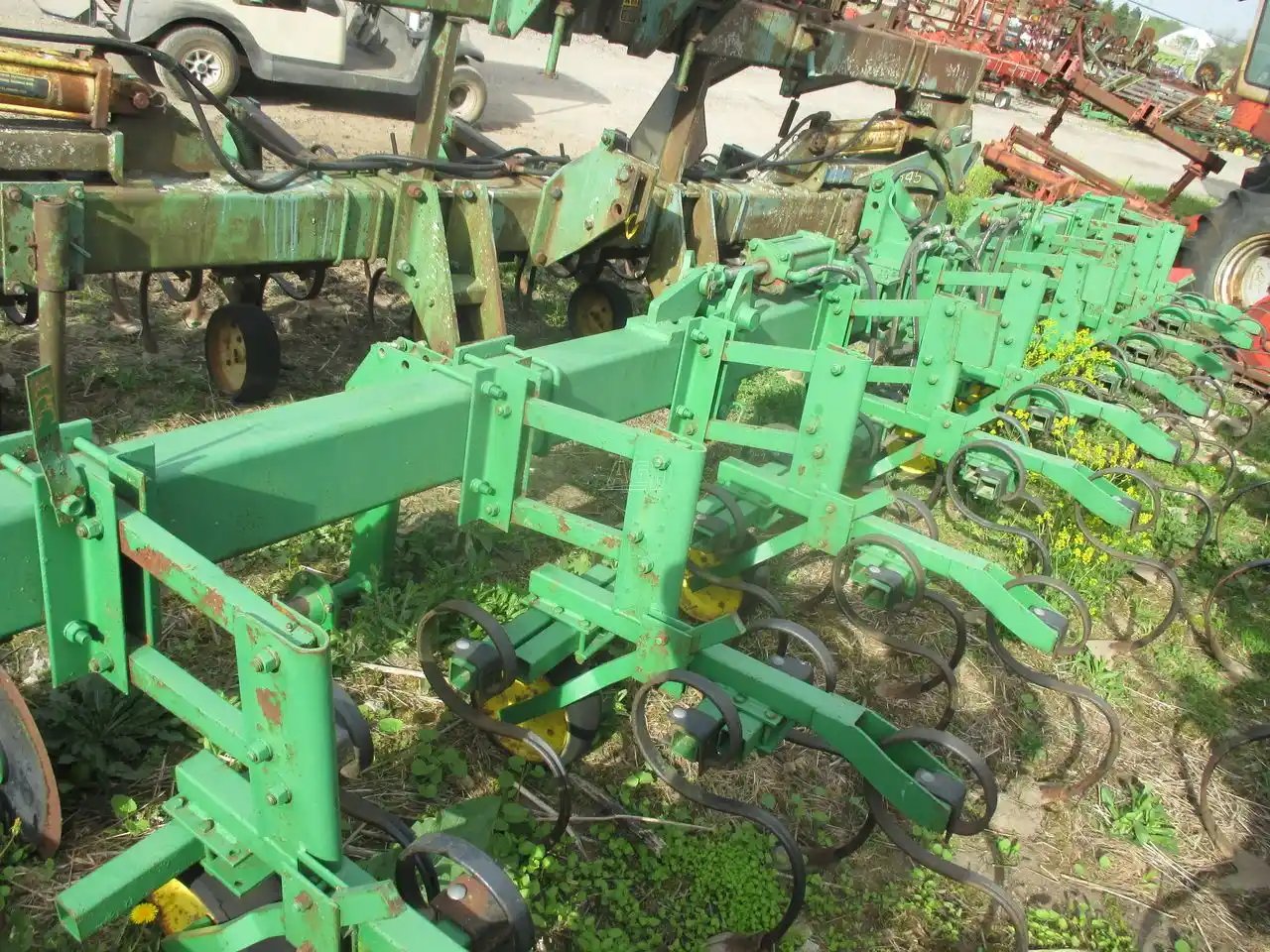John Deere 825 cultivateur - en rang