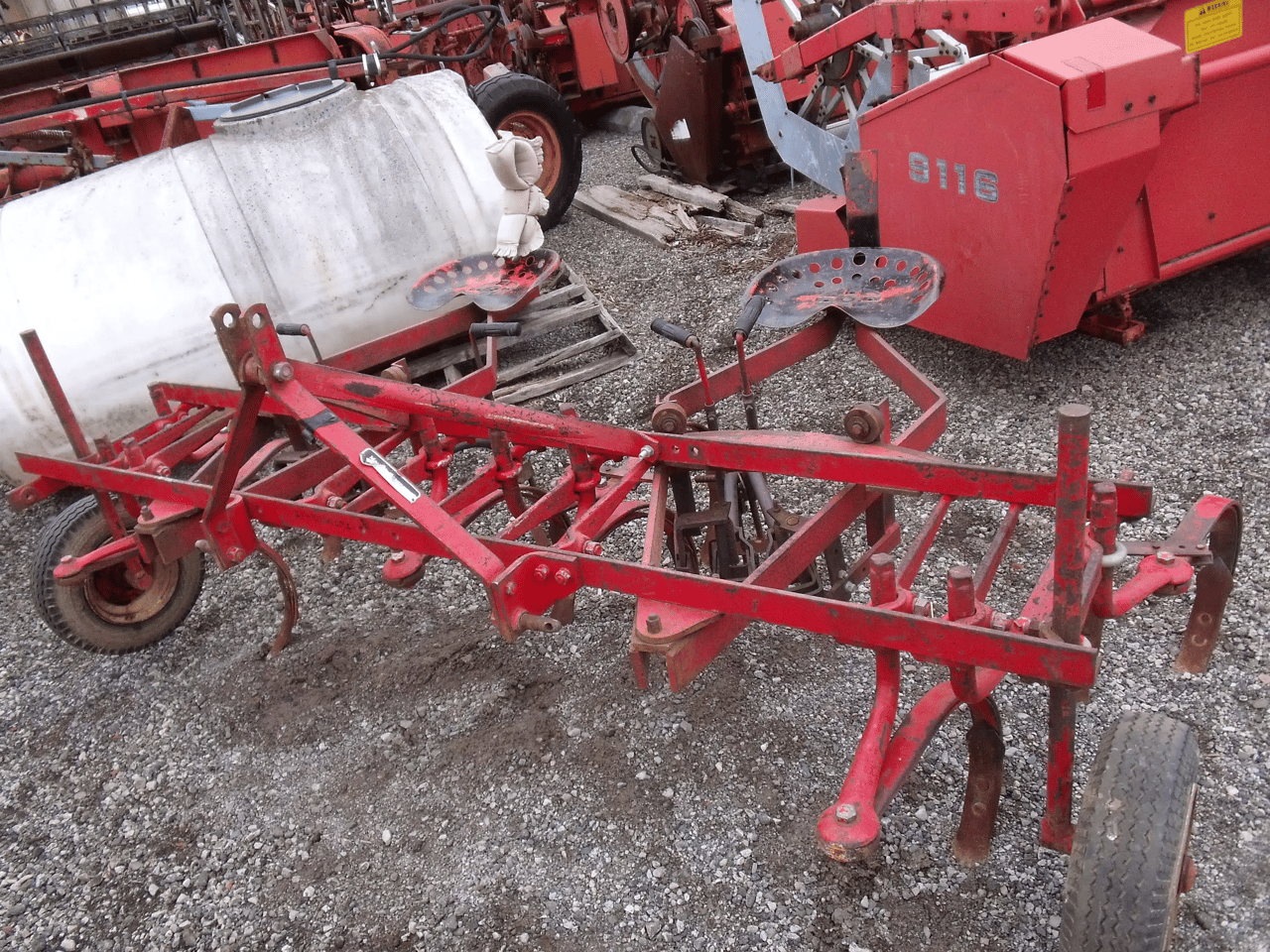 Massey Ferguson 220 Cultivateur