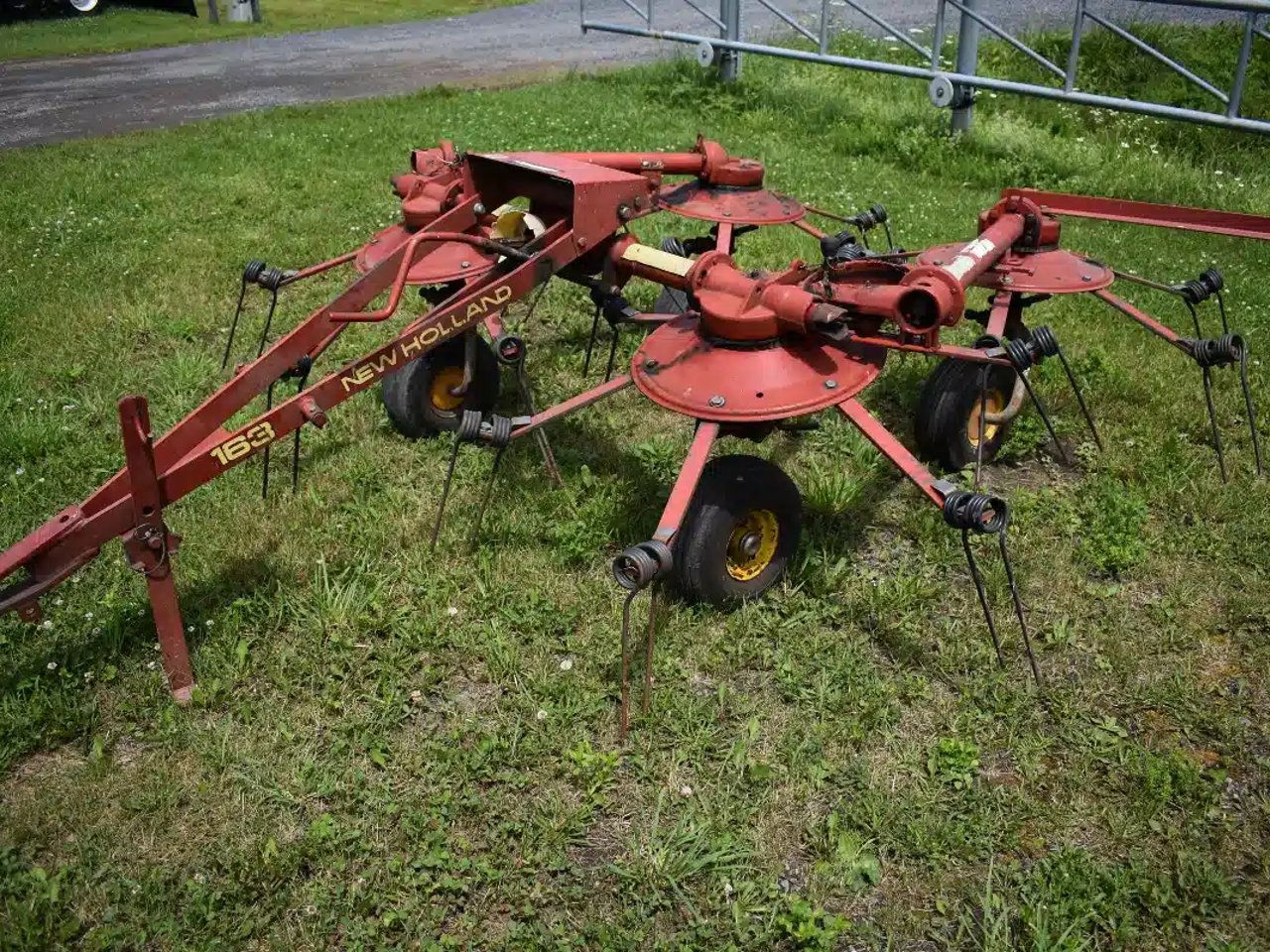 1998 New Holland 163 Tedder