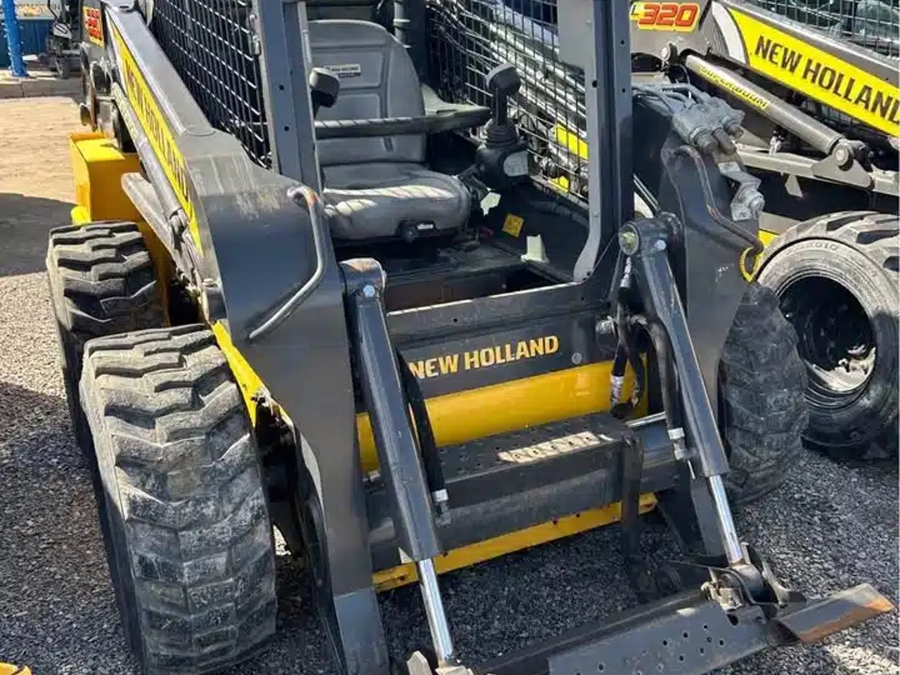 2017 New Holland L220 chargeuse à direction à glissement