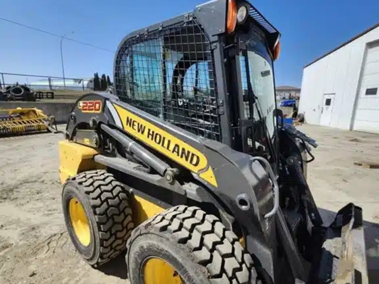 2014 New Holland Construction L220 chargeuse à direction à glissement