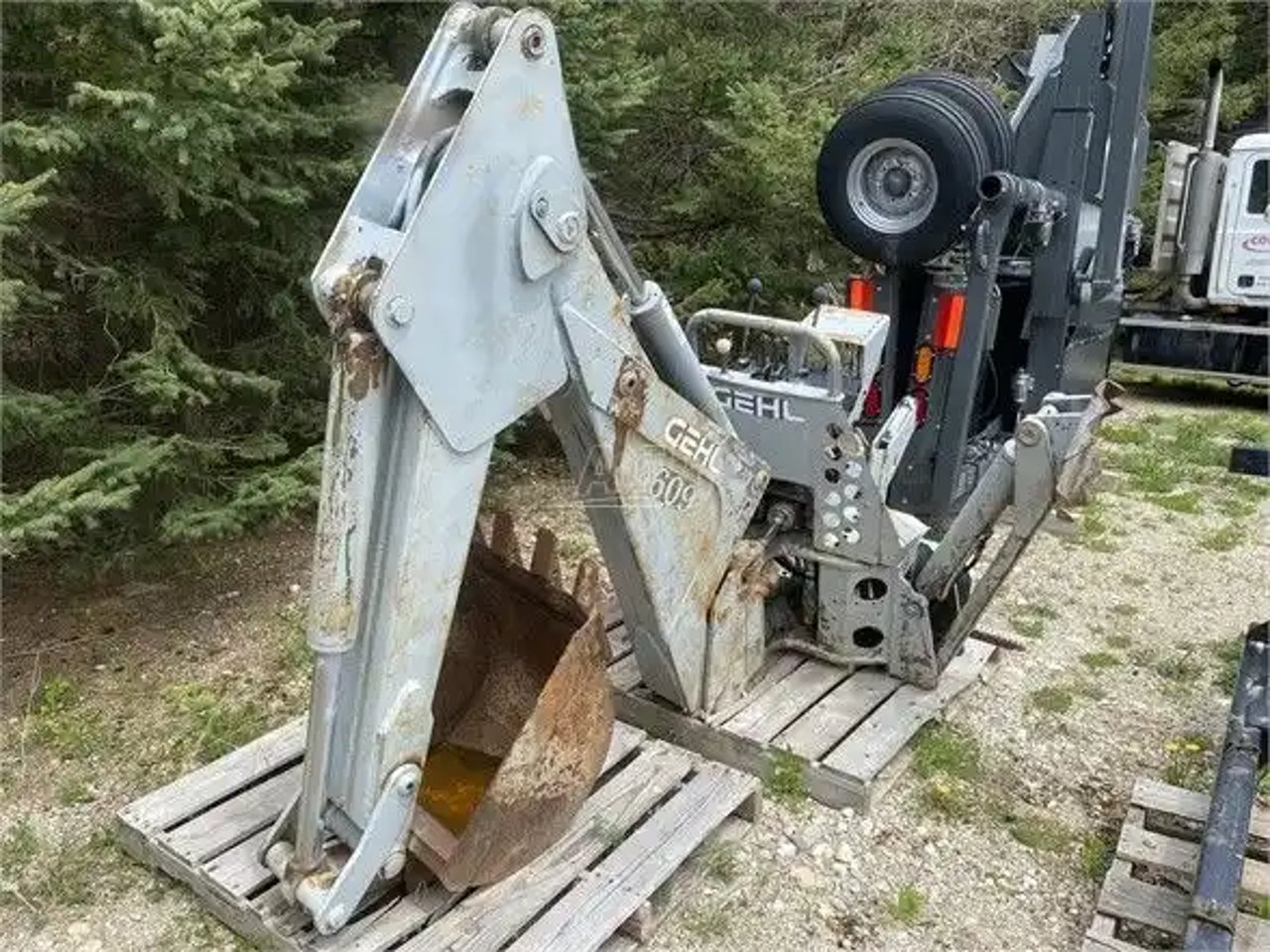 2005 Gehl 609 Accessoires pour rétrocaveuse