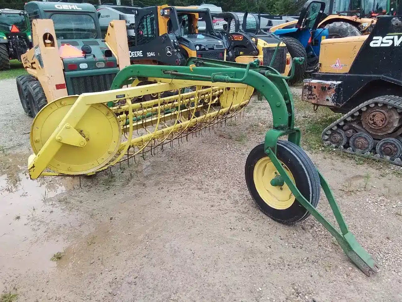 1985 John Deere 660 râteau