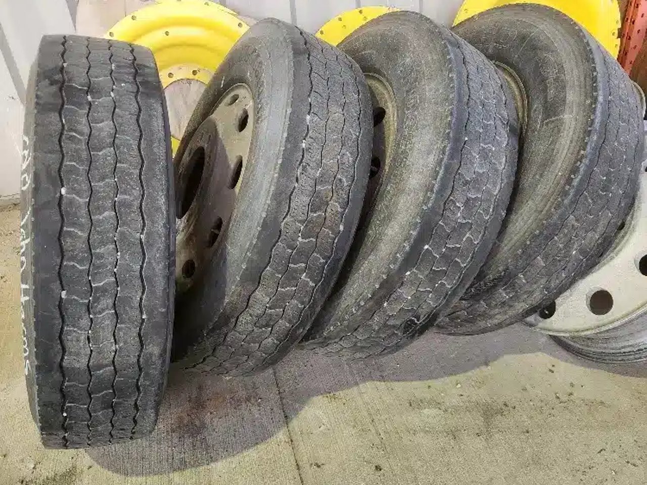 Bridgestone 285/75R24.5 Pneus