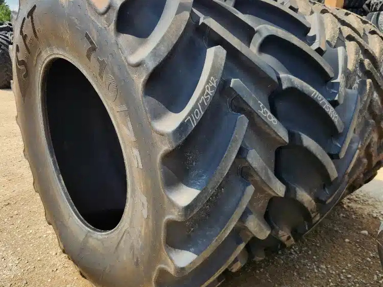 Mitas 710/75R42 Pneus