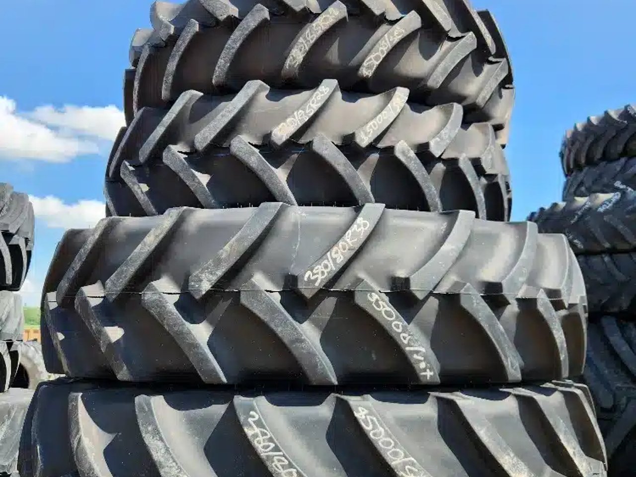Mitas 380/80R38 & 320/85R28 Pneus et roues