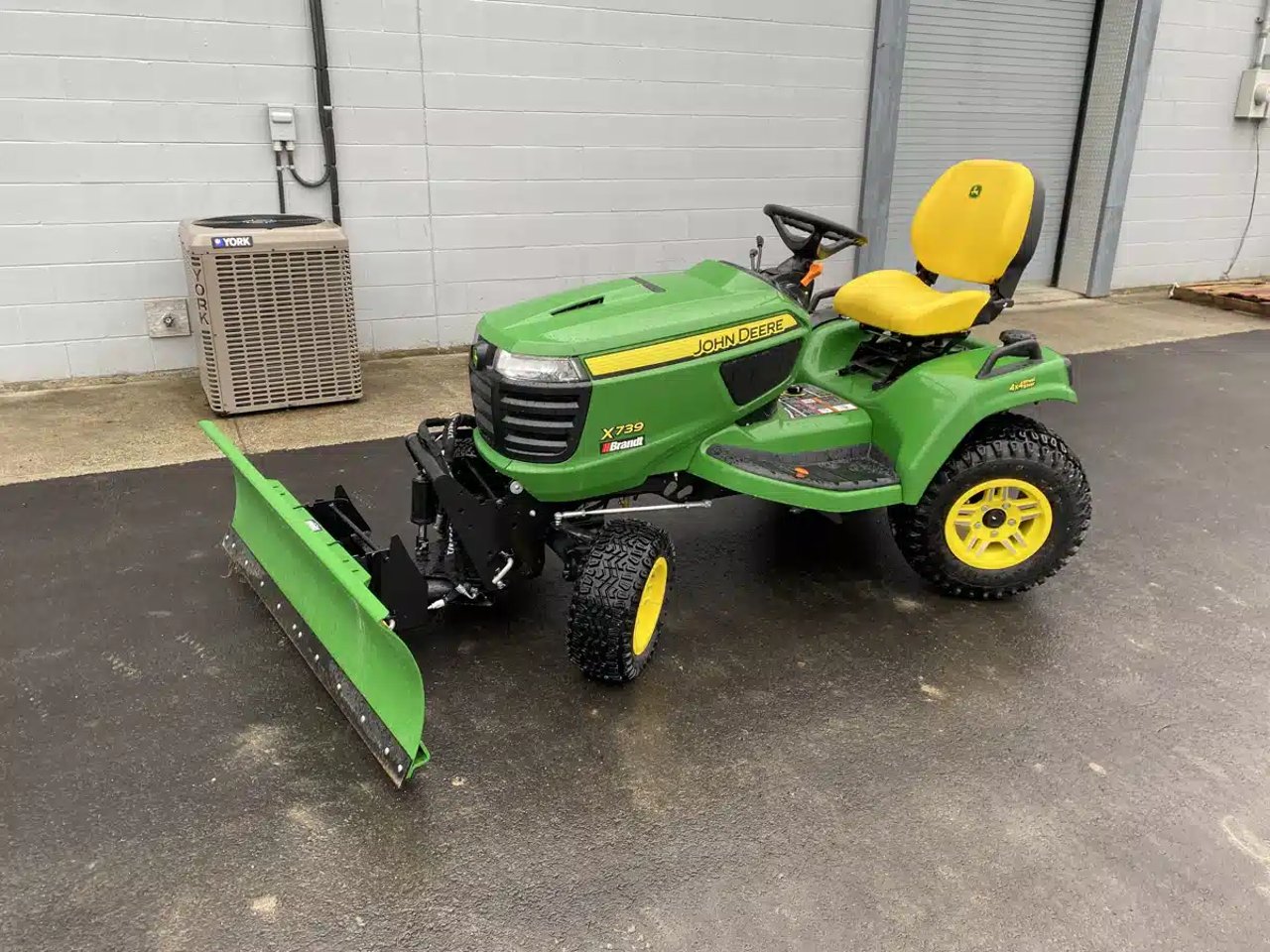 2023 John Deere X739 Tracteur à pelouse