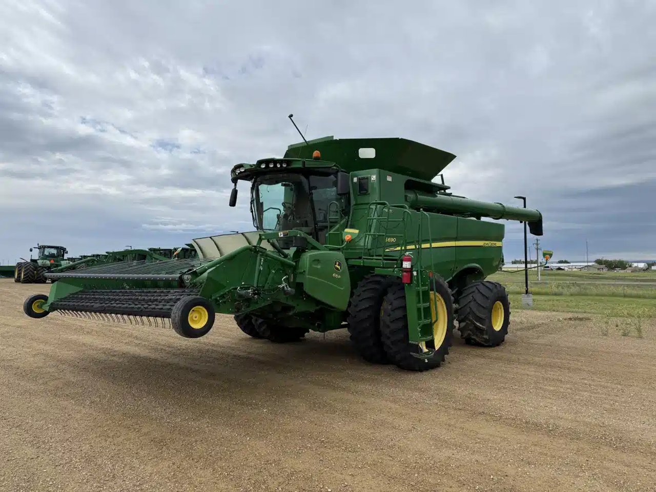2013 John Deere S690 Batteuse