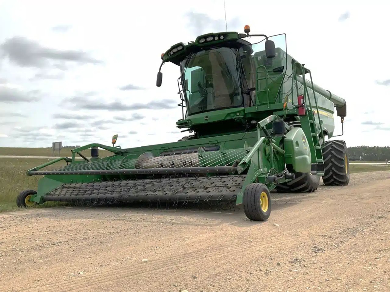 2012 John Deere S680 Batteuse