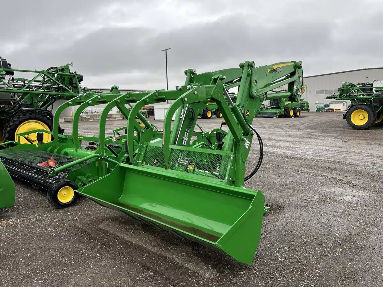 2025 John Deere 680R chargeur frontal