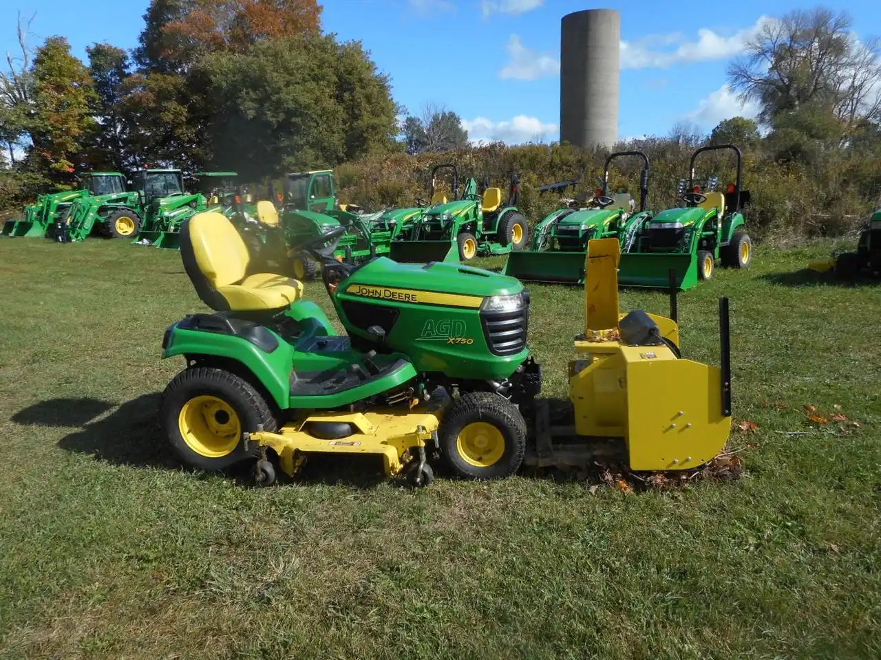 2013 John Deere X740 Tracteur à pelouse