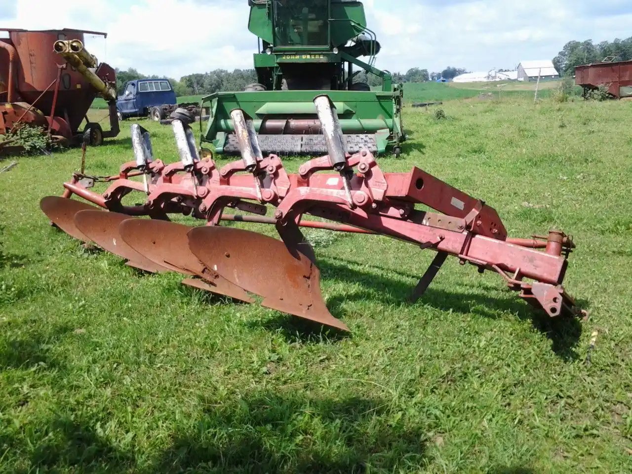 International Harvester 710 Charrue