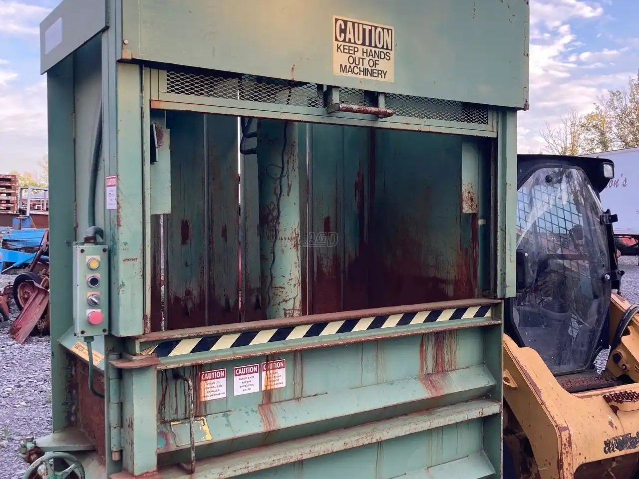 30 by 60 inch Cardboard compactor compacteur