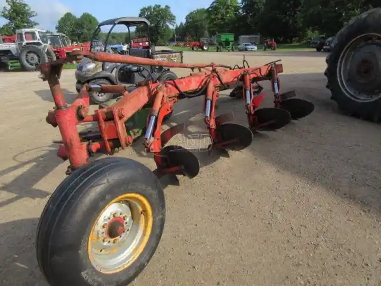 Massey Ferguson 880 Charrue