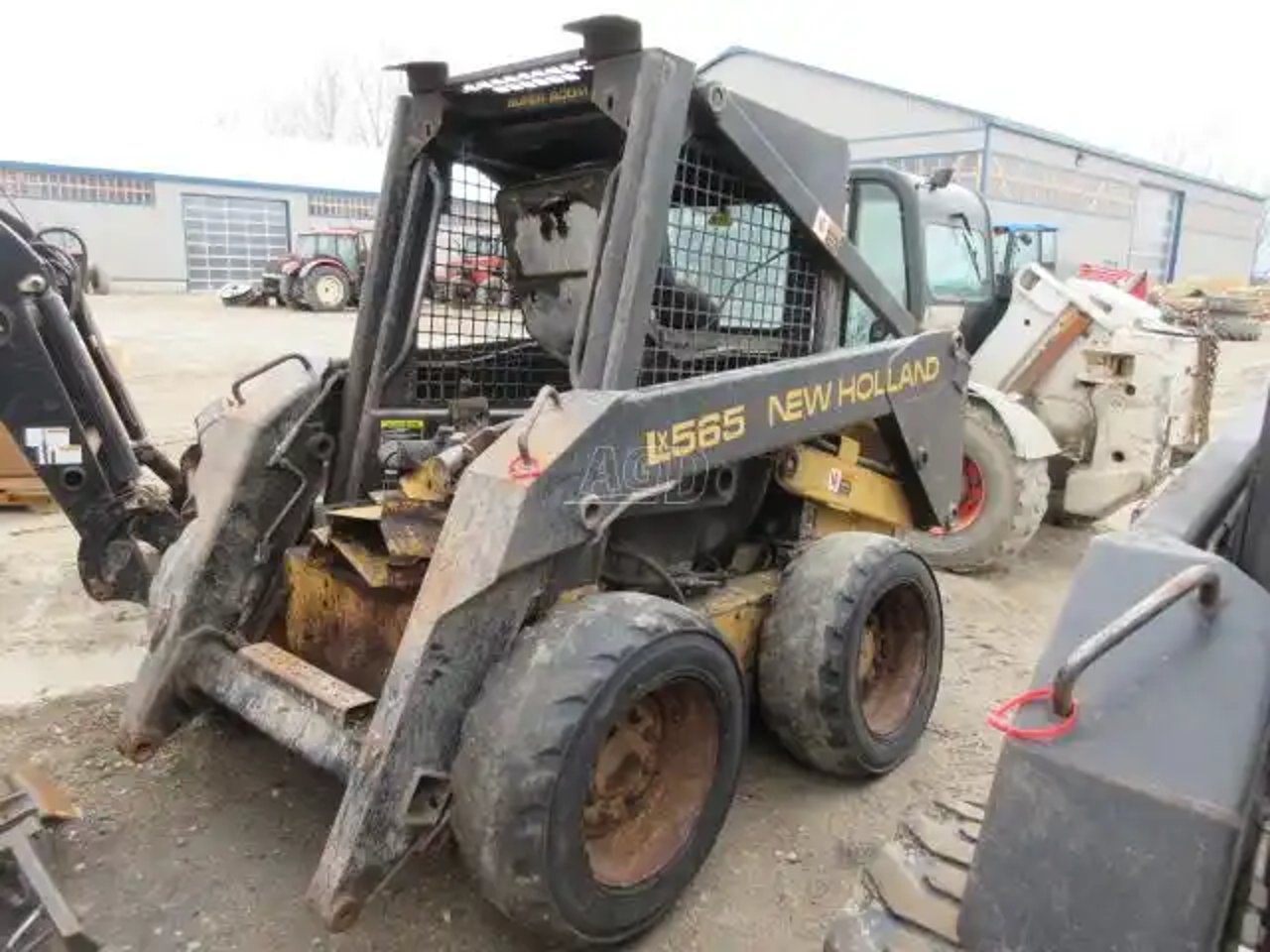 1995 New Holland LX565 chargeuse à direction à glissement