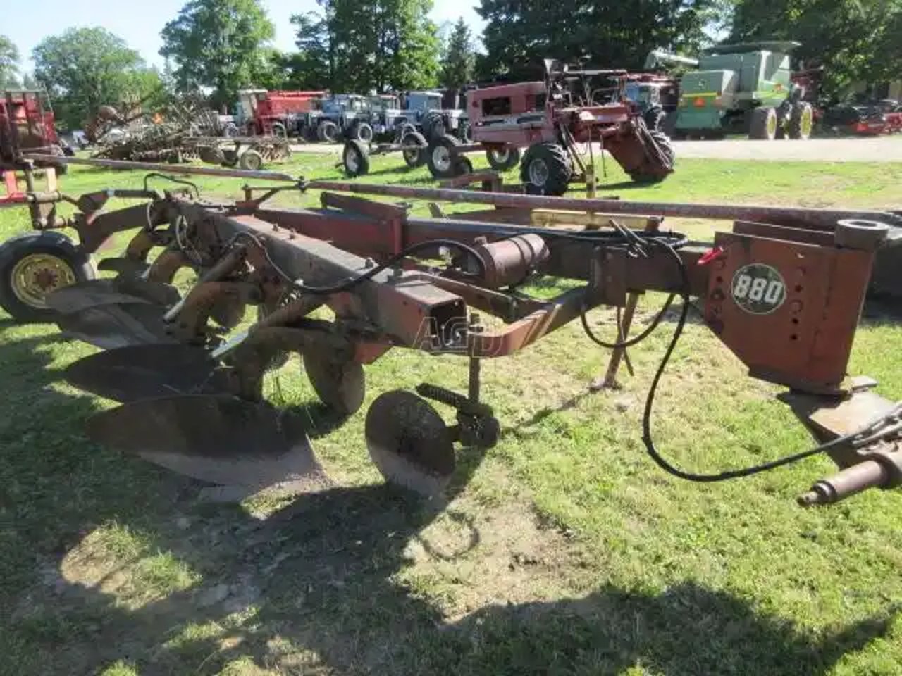 Massey Ferguson 880 Charrue