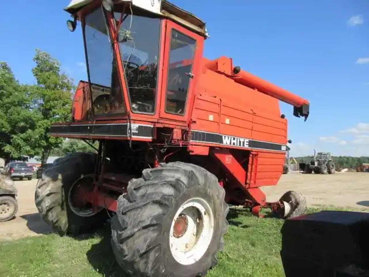1981 White 8900 Batteuse