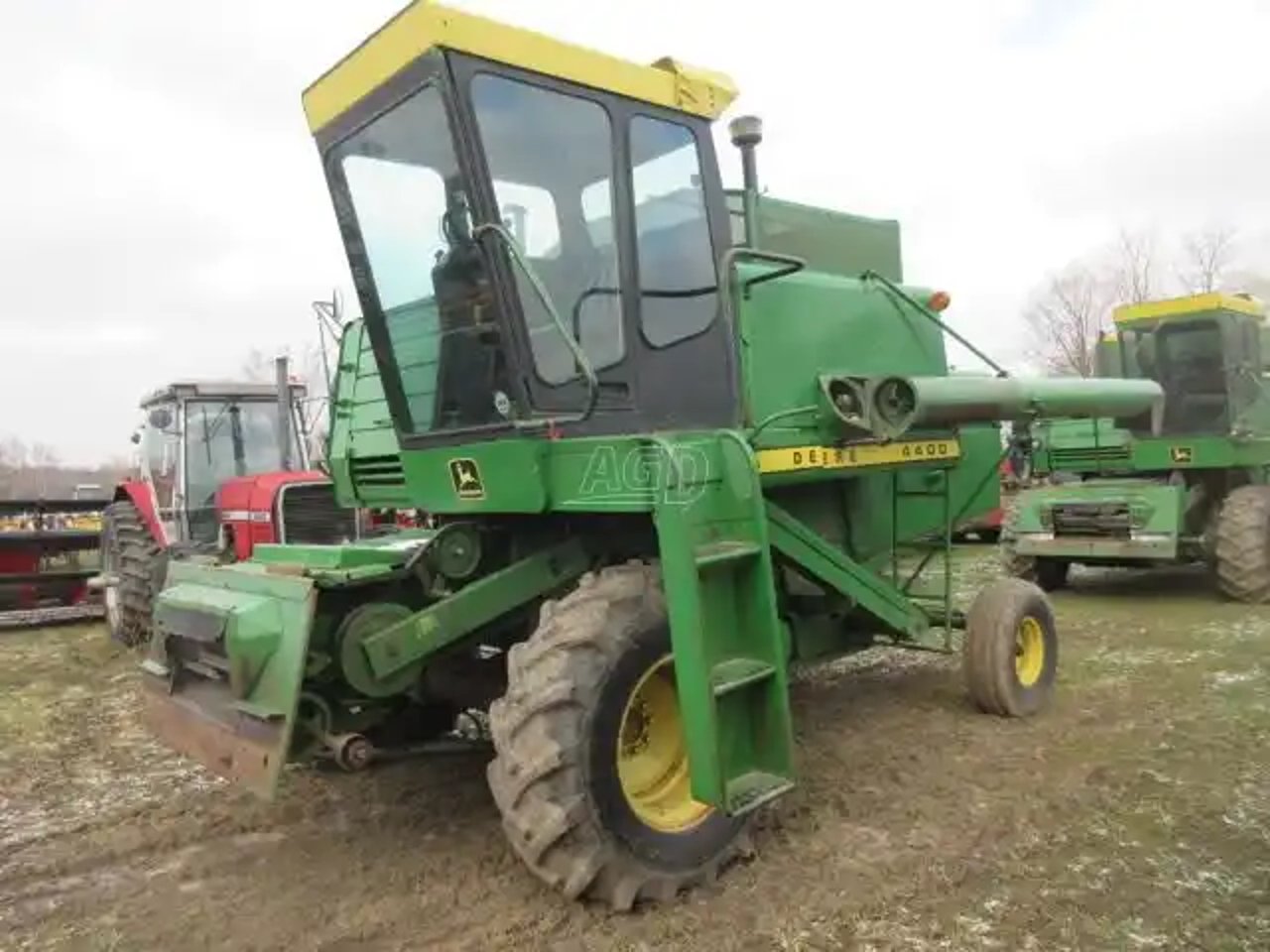 1975 John Deere 4400 Batteuse