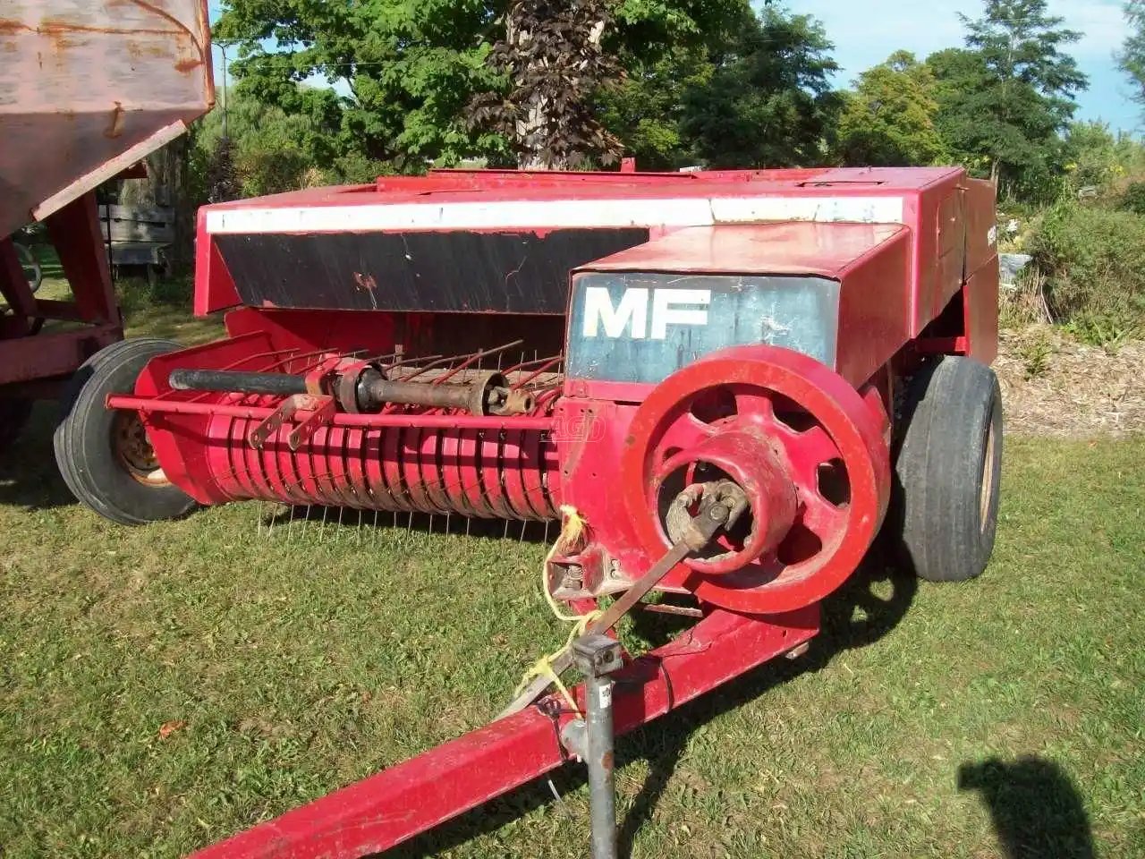 Massey Ferguson 128 presse à balle carrée - petite
