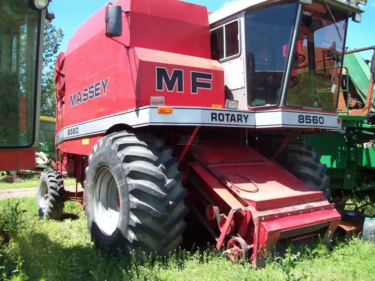 Massey Ferguson 8560 Batteuse
