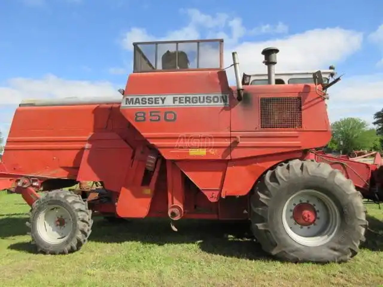 Massey Ferguson 850 Batteuse