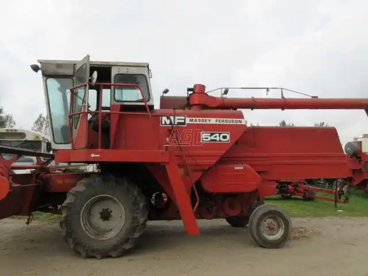 Massey Ferguson 540 Batteuse