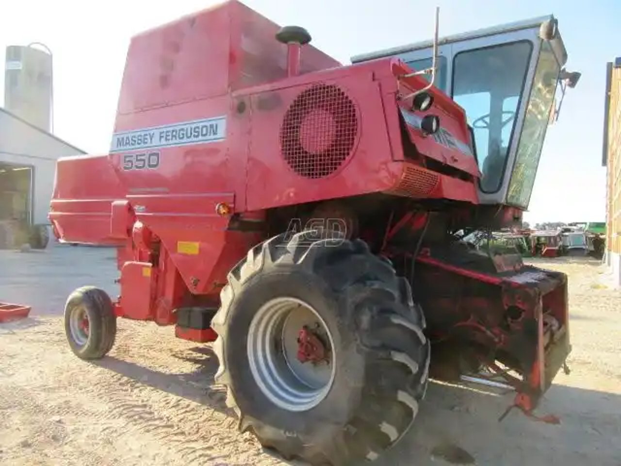 Massey Ferguson 550 Batteuse