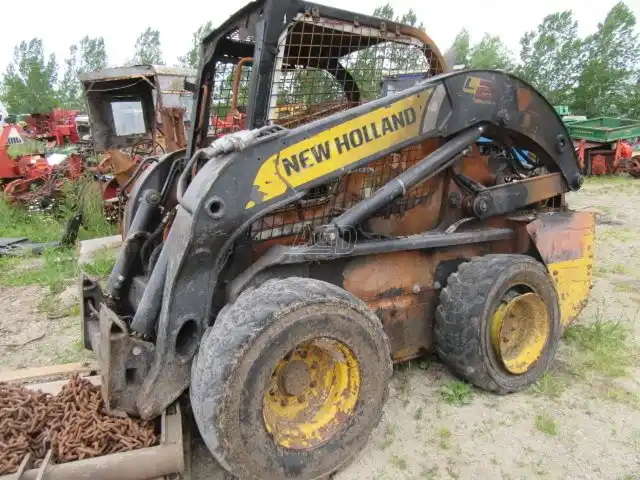 New Holland L223 chargeuse à direction à glissement