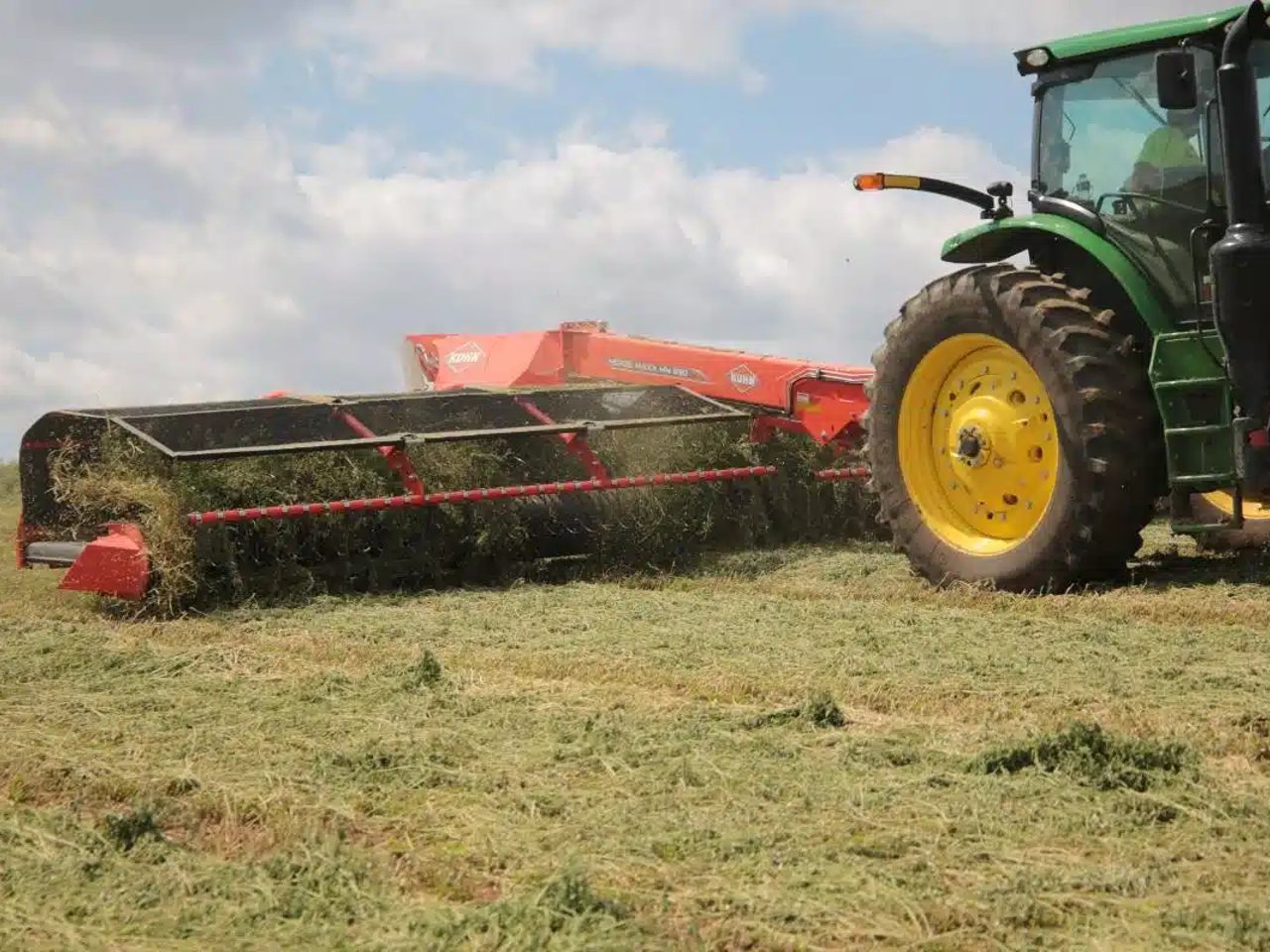 Kuhn MM 890 Regroupeur d'andains