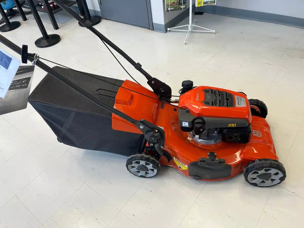 2023 Husqvarna LC151 tondeuse à conducteur marchant