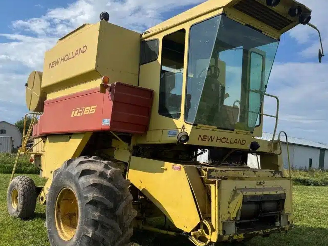 New Holland TR85 Batteuse