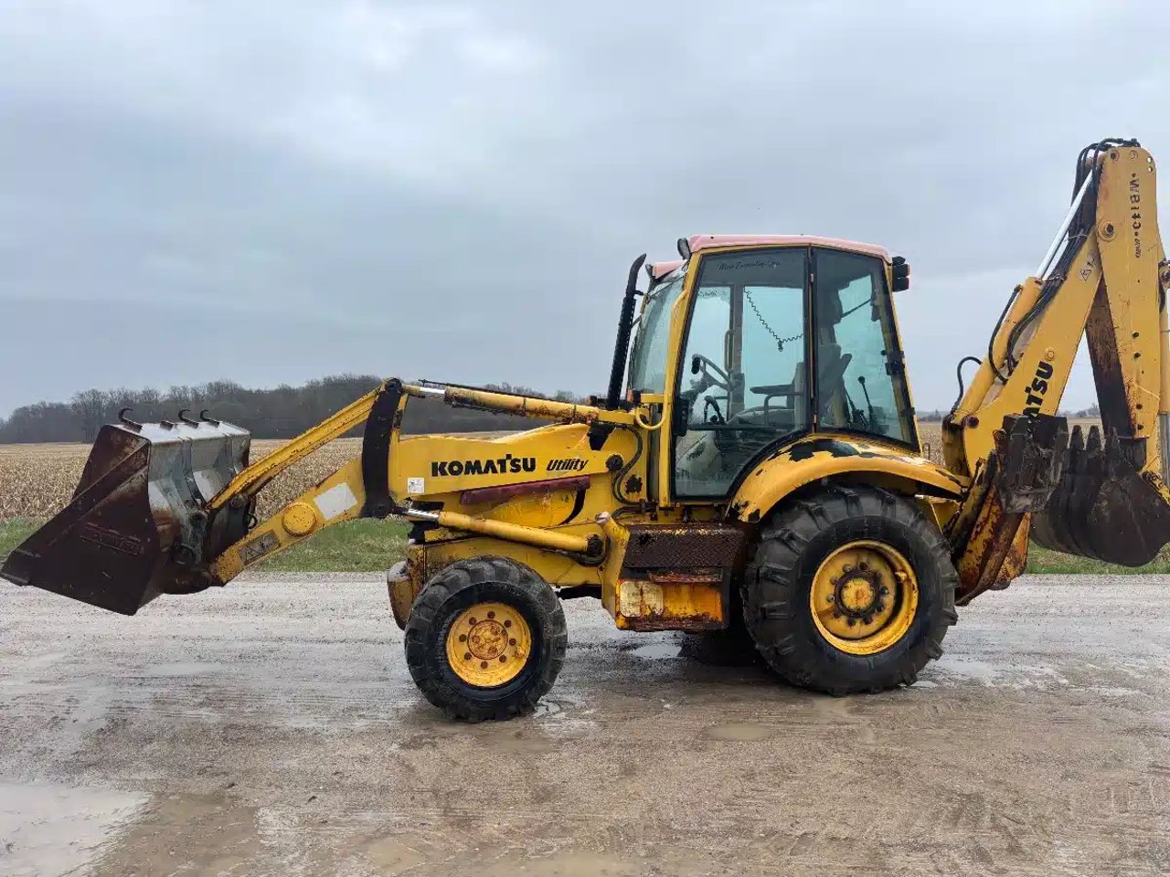 2016 Komatsu WB140-2 Rétrocaveuse
