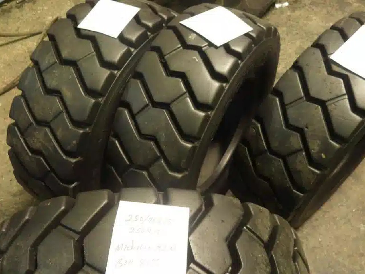 Michelin 250R15 Pneus
