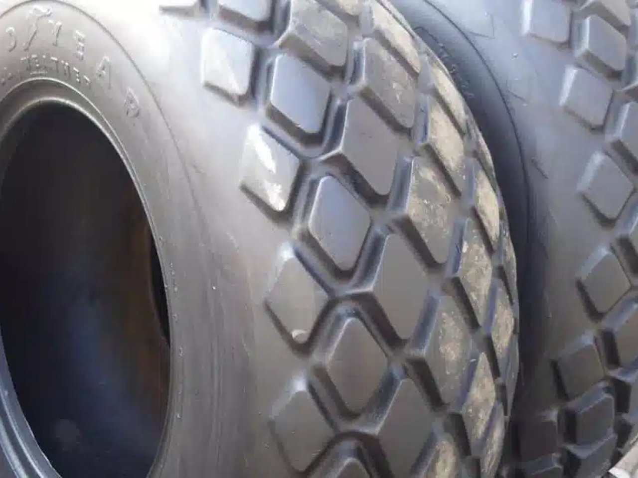 Goodyear 16.9 X 24 Pneus