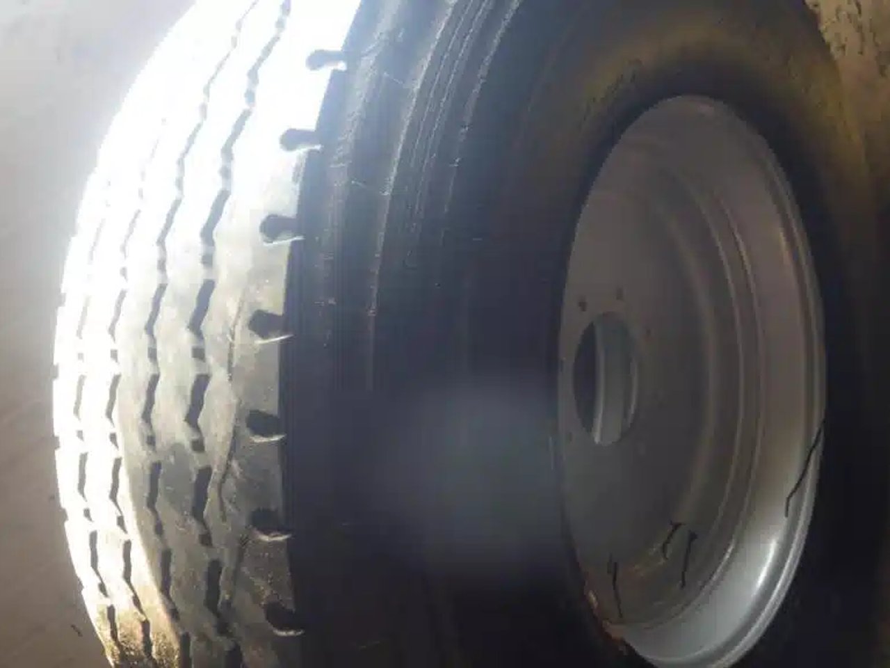 425-65R22.5 Pneus et roues