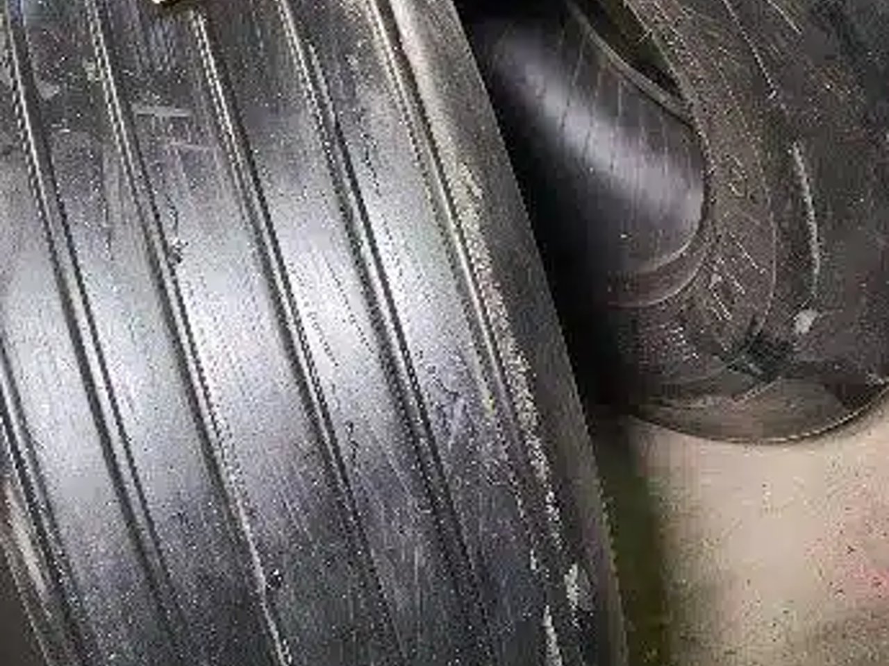 BKT 12.5L15 Pneus